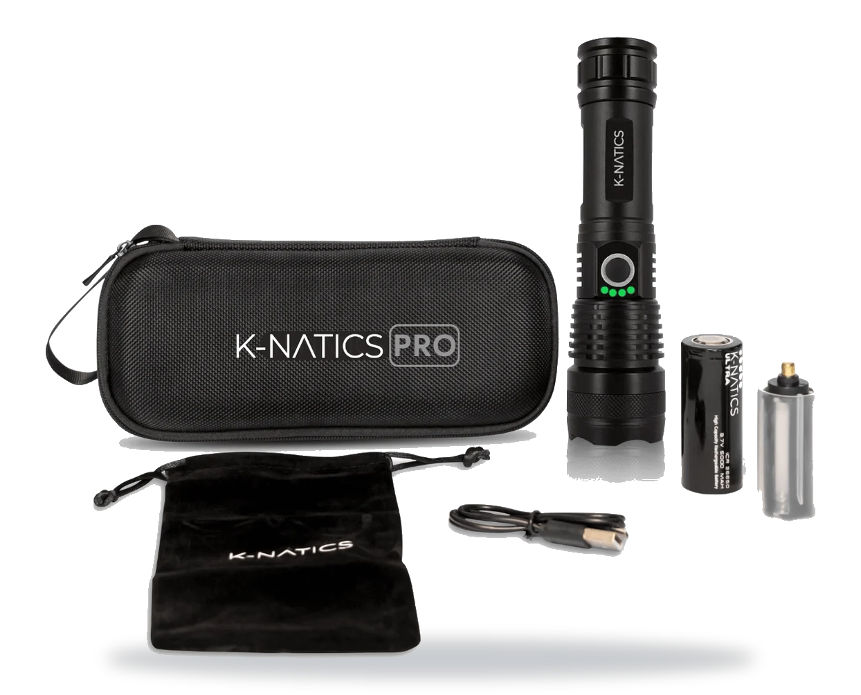 De complete set uit de K-NATICS PRO review: zaklamp, 26650-accu, AAA-adapter, USB-C-kabel, hoes en opbergzak