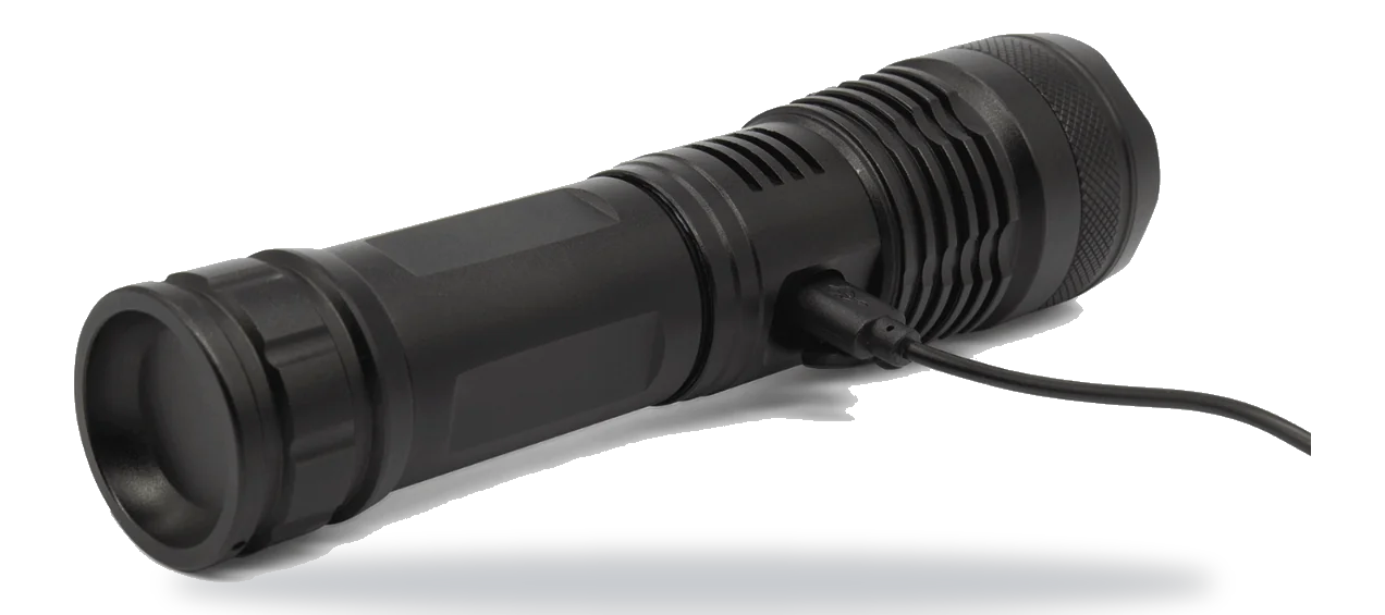 De K-NATICS PRO zaklamp op batterijen wordt opgeladen via de USB-C-aansluiting