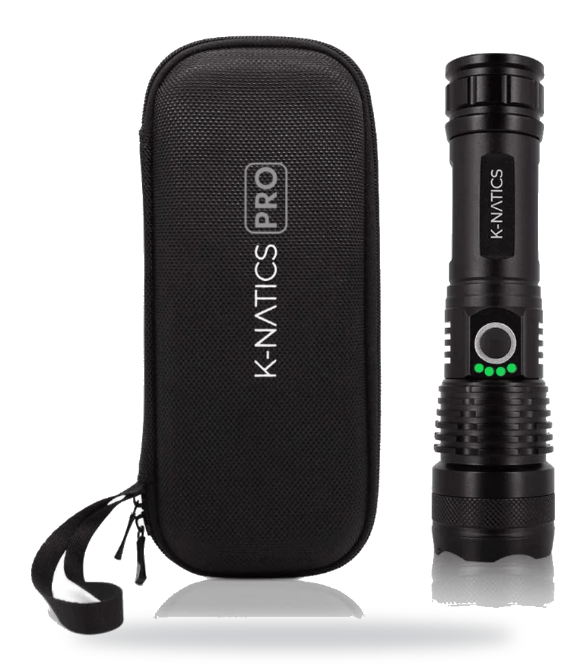 K-NATICS PRO review: de LED zaklamp op batterijen naast de meegeleverde opberghoes