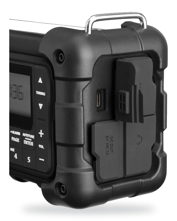 De USB-C-aansluiting en de DC OUT van 5 V en 1 A onder de afdichtklep van de Sangean MMR-99