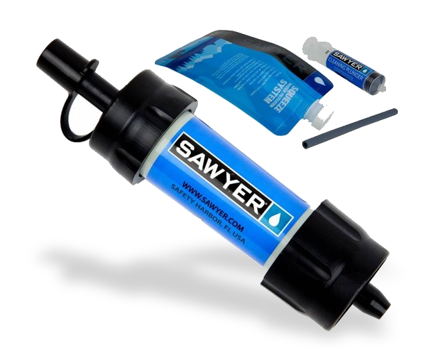 Sawyer Mini review: waterfilter met spuitzak en reinigingsspuit, diagonaal aanzicht