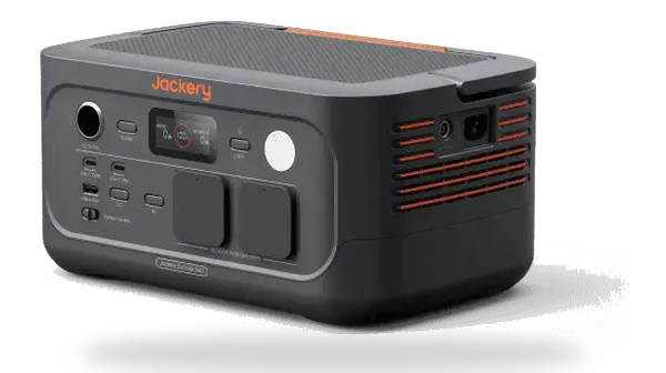 Jackery Explorer 500 V2 schuin van rechts, met de ventilatieroosters en de laadingang